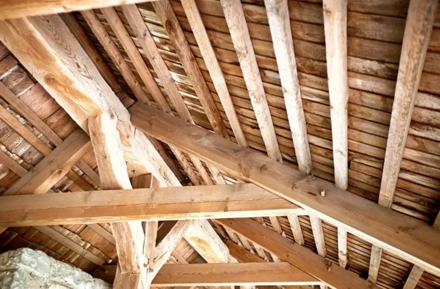 Charpente bois en cours de rénovation à Pégomas