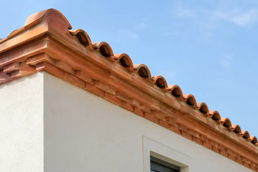 Génoise provençale refaite à la chaux sur une maison de Grasse