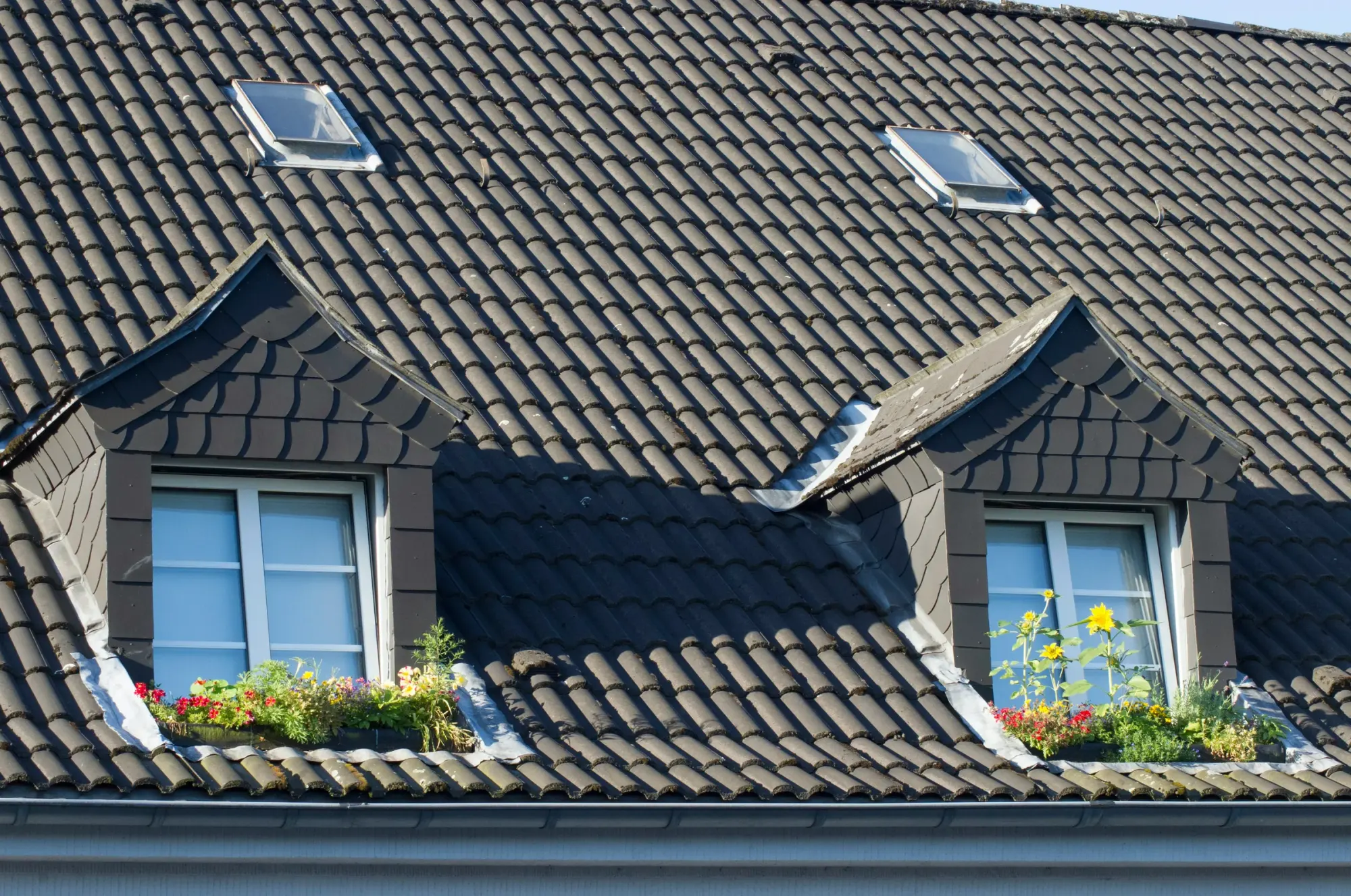 Fenêtre de toit encastrée dans une couverture en tuiles à Mougins