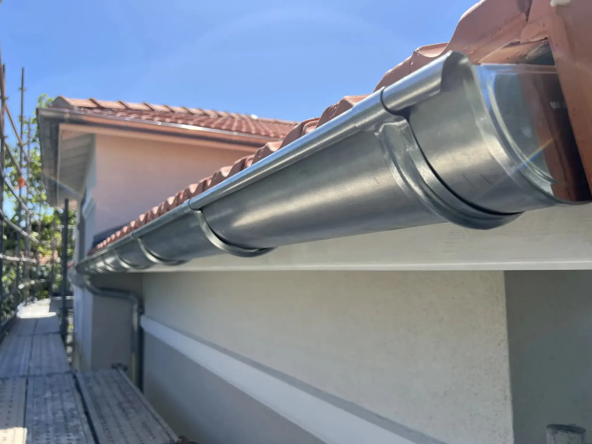 Gouttière en zinc neuve posée sur une villa du Cannet