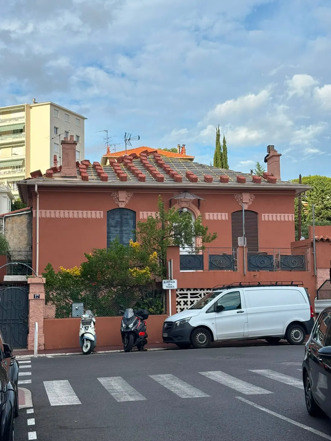 Dépose de la couverture d'une maison, tuiles anciennes empilées sur les liteaux