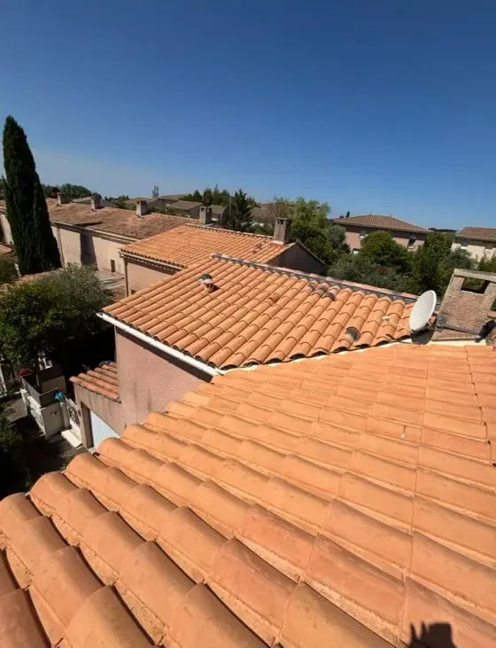 Couverture en tuiles canal neuves sur une maison provençale